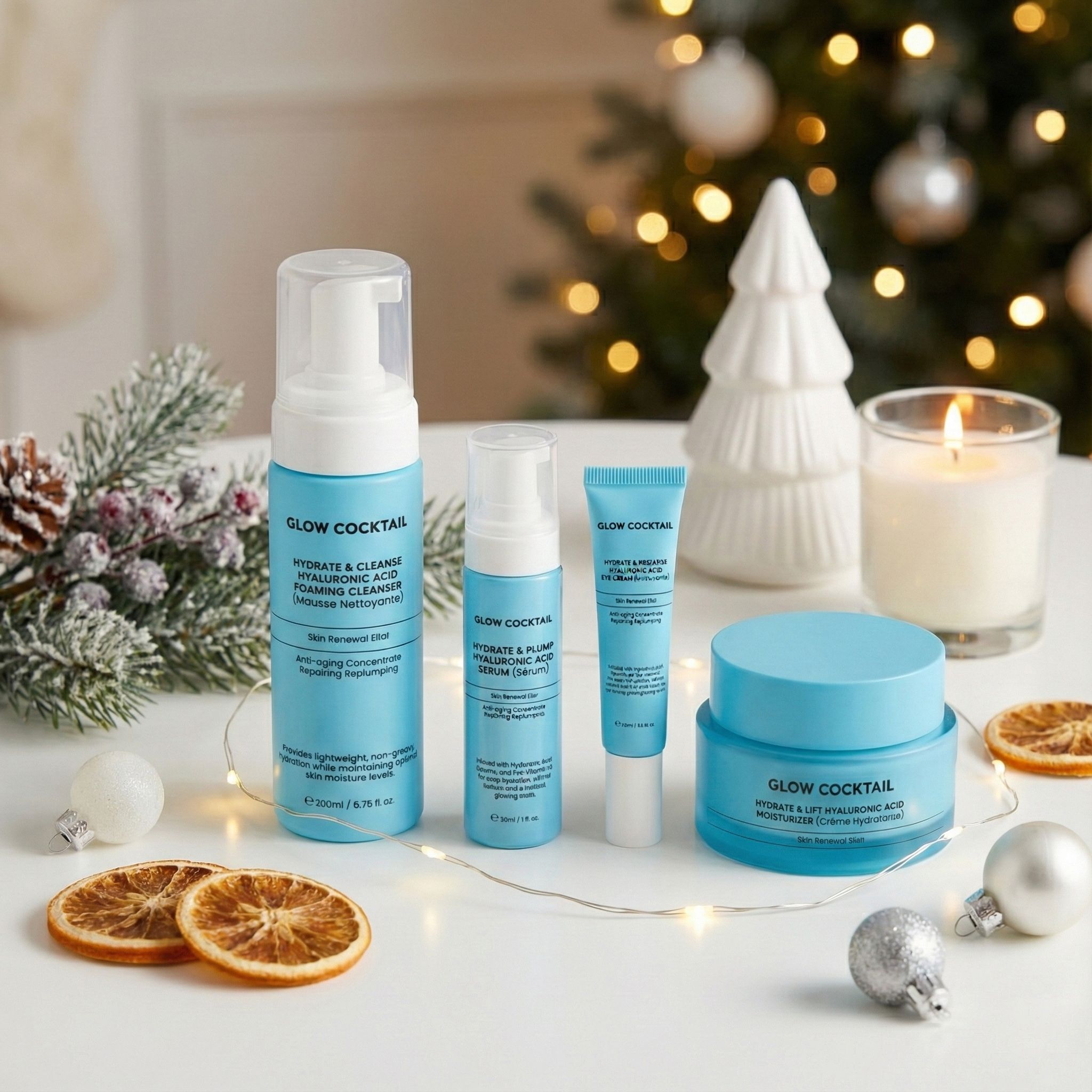 Ensemble de soins Glow Cocktail sur une table. Avec décorations de Noël. Contient nettoyant, sérum, hydratant et crème.