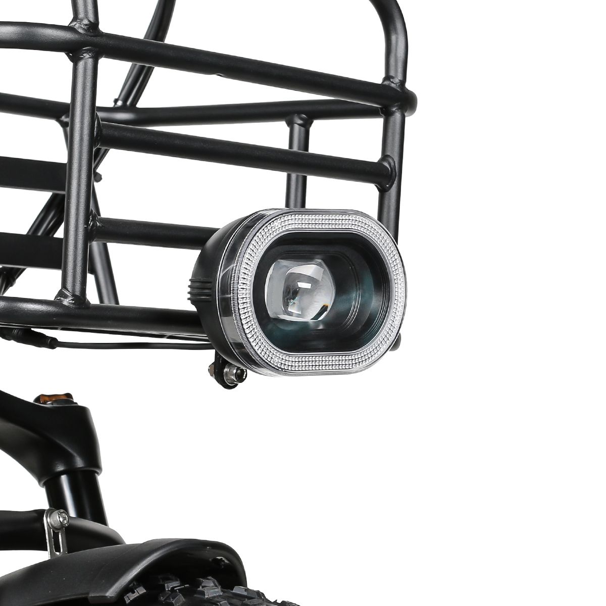 Gros plan du phare et du panier d'un vélo électrique. SAMEBIKE.