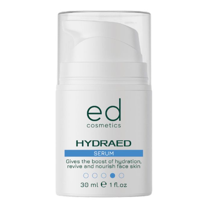 Flacon blanc avec pompe. Inscription "ed cosmetics" et "HYDRAED SERUM". Bande bleue avec texte. 30 ml et 1 fl.oz.