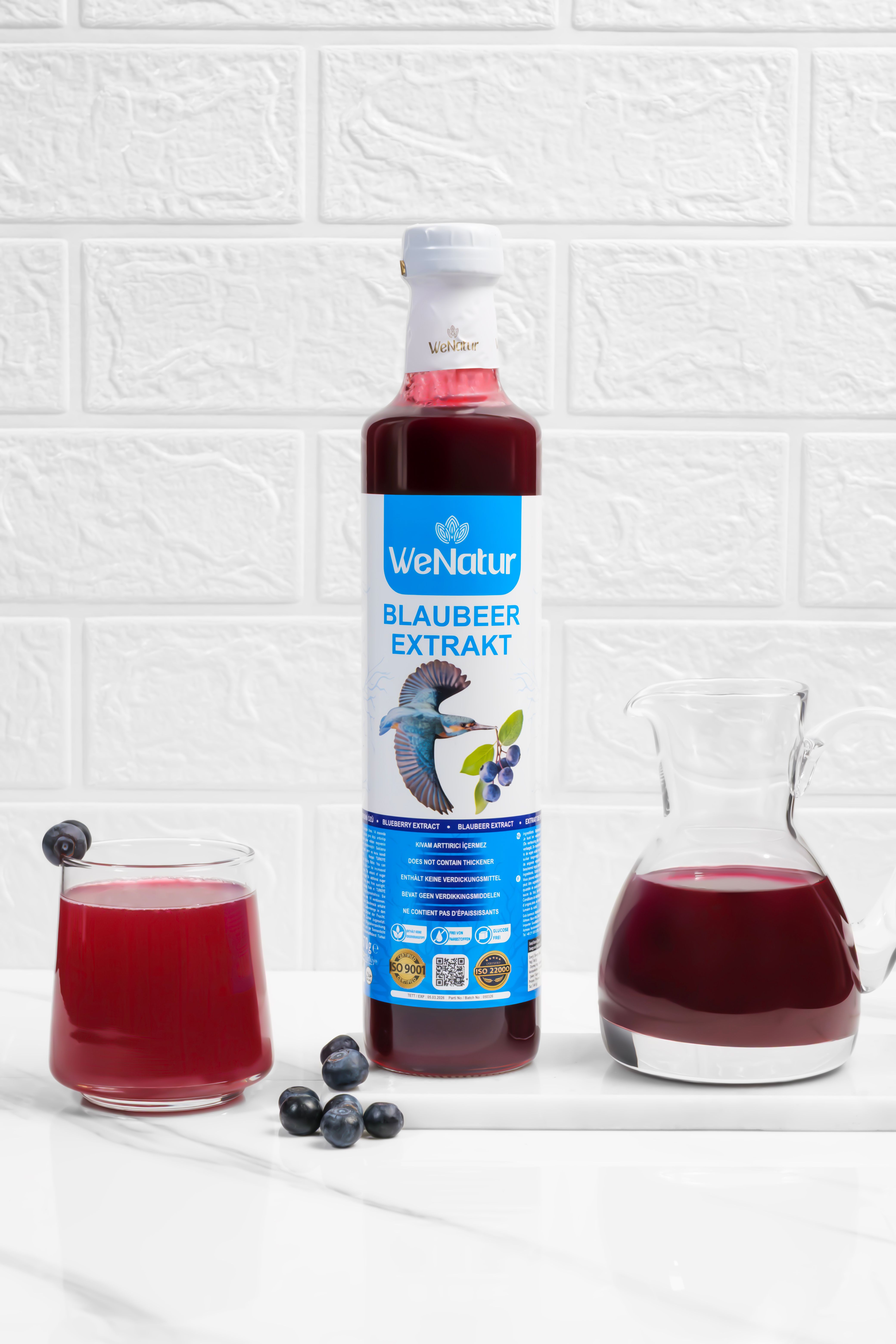 WeNatur Blauwe Bes Extract in fles, glas en karaf.