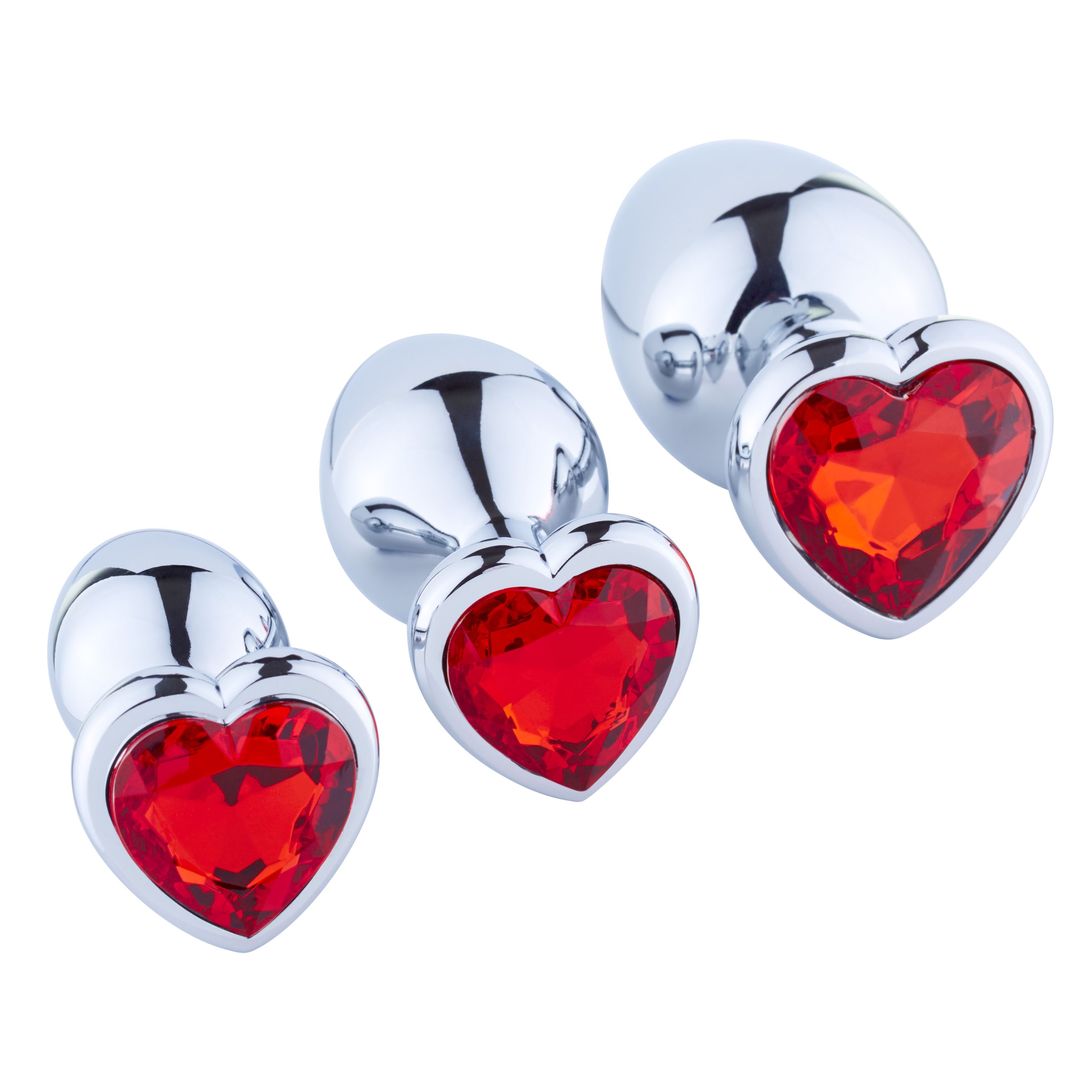 Trois plugs anaux métalliques avec cristaux rouges en forme de cœur. Surface brillante.