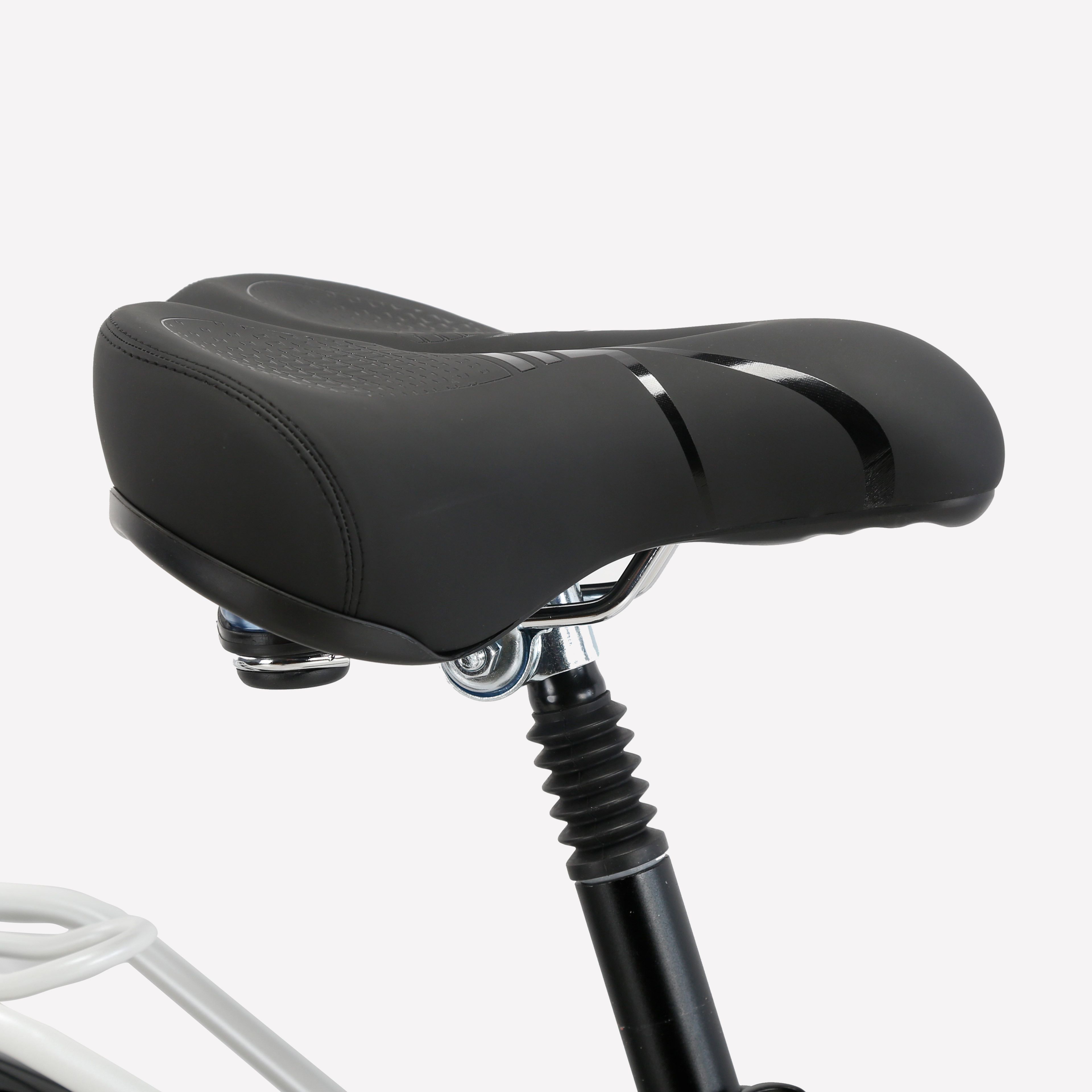 Selle de vélo noire sur vélo électrique blanc. Surface rembourrée, support argenté.