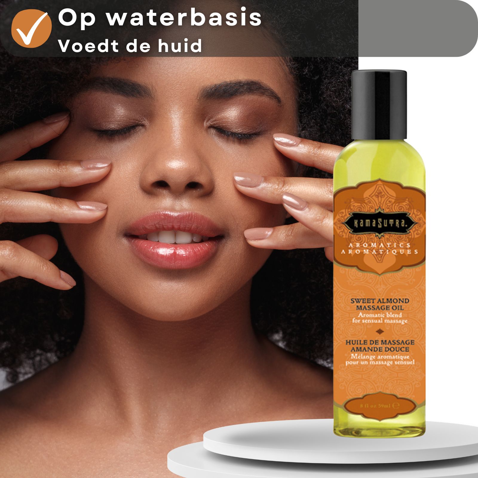 Vrouw met gesloten ogen, handen in het gezicht. Kamasutra massageolie met geroosterde amandel. Productinformatie.