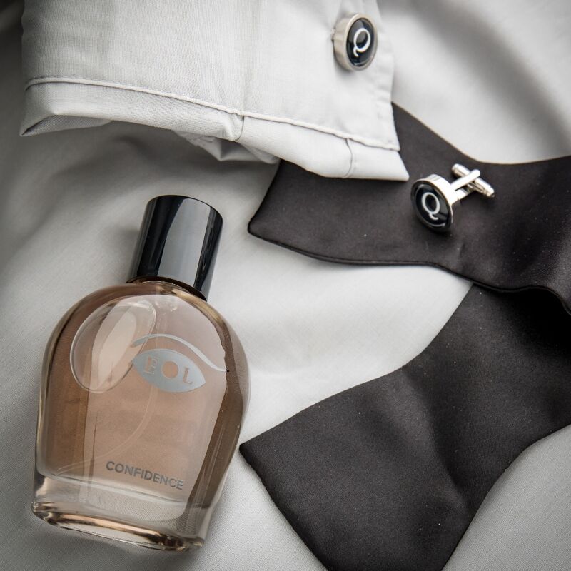 Flacon Eye Of Love Confidence Eau de Parfum près de boutons de manchette et cravate.