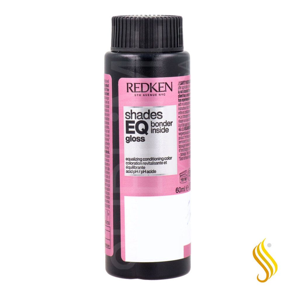 Fles met zwarte dop en roze etiket. Tekst: Redken, Shades EQ gloss, bonder inside. Opschrift: equalizing conditioning color. 60ml.