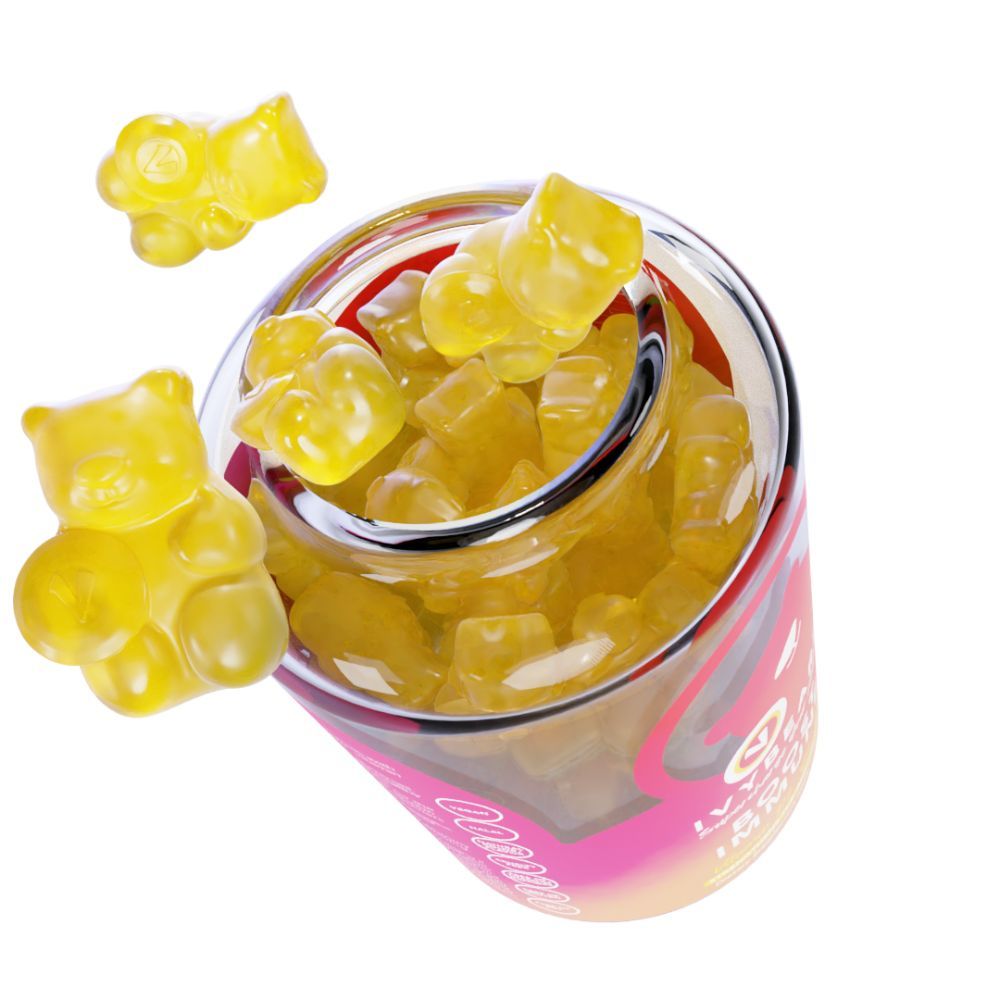 Récipient en verre avec des oursons en gélatine jaunes. Deux oursons en gélatine à côté. Produit : IvyBears Boost Immune Gummies.
