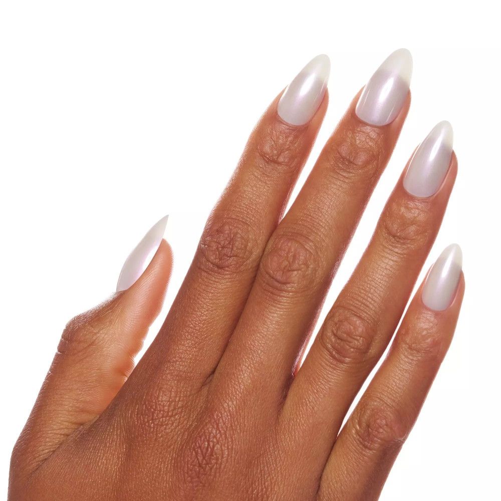 Main avec de longs faux ongles clairs et brillants. Les ongles sont pointus.