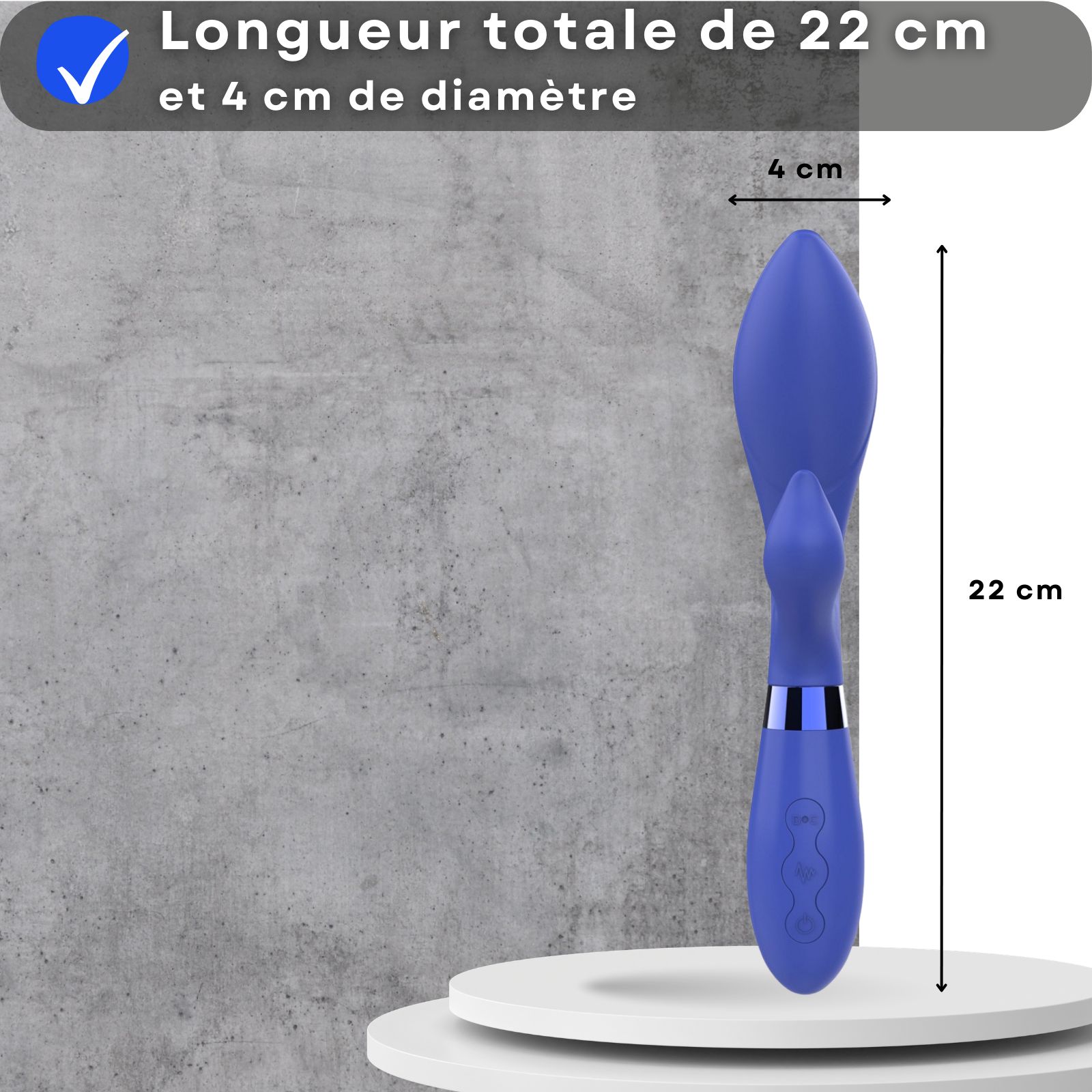 Vibrateur bleu. 22 cm, 4 cm diamètre. Dimensions affichées. Sur socle blanc.