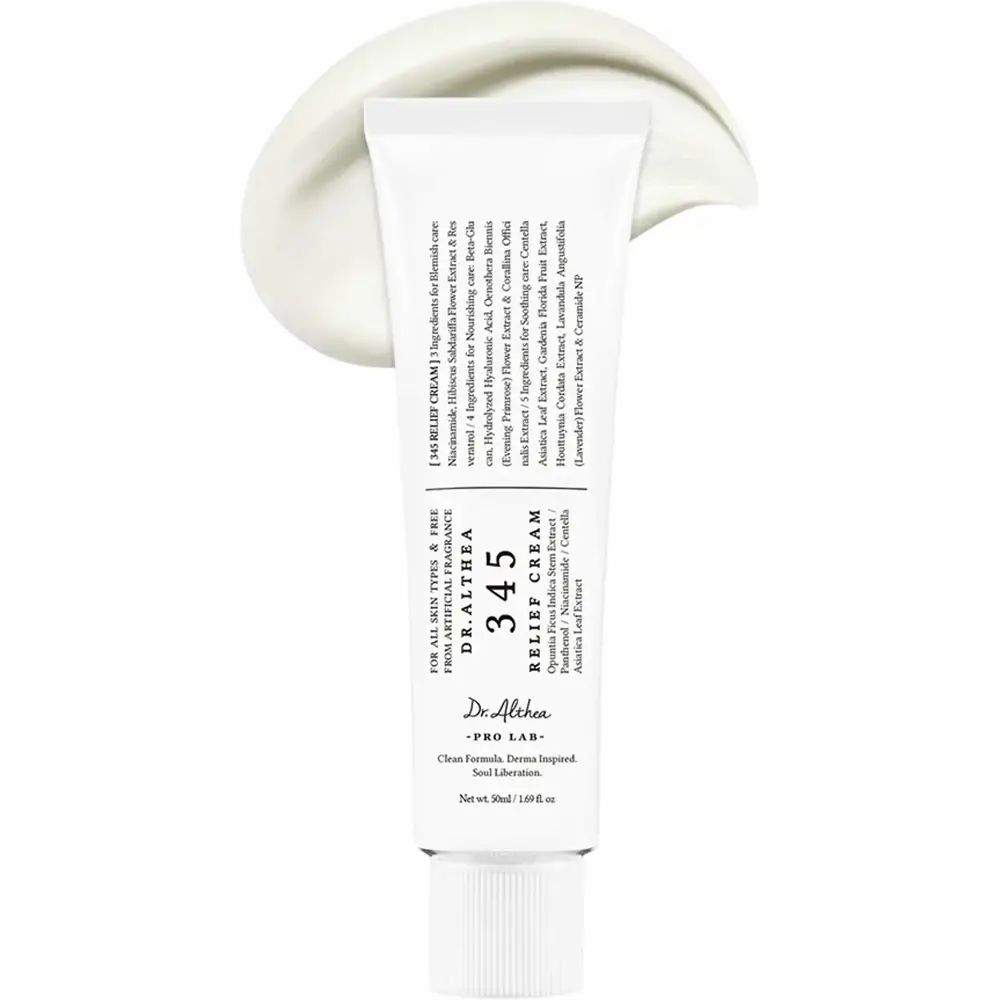 Tube blanche de crème. Inscription: DR.ALTHEA 345 Relief Cream. Texture du produit à côté.
