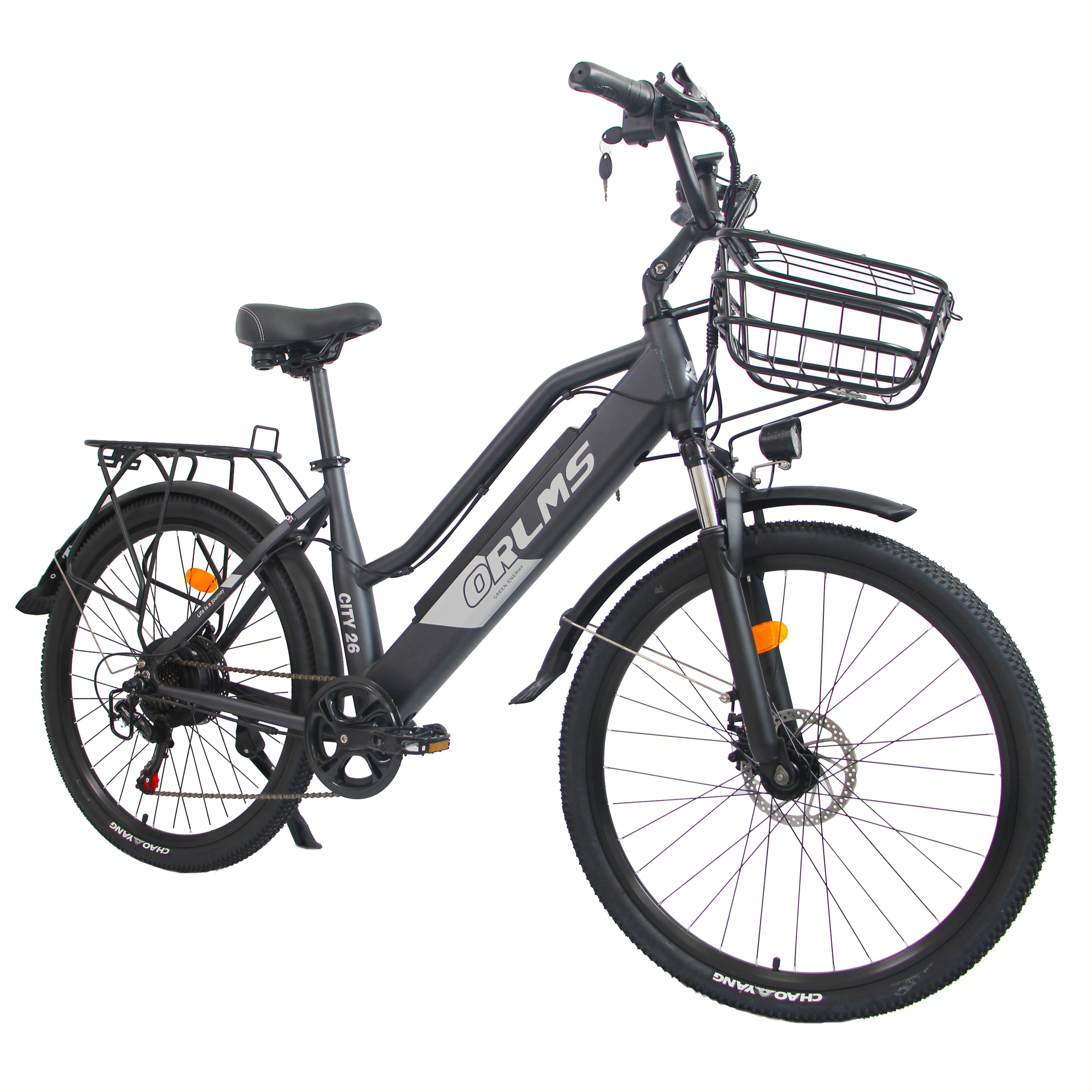 Vélo électrique gris avec panier, porte-bagages et garde-boue. Logo ORLMS sur le cadre. Pneus noirs.