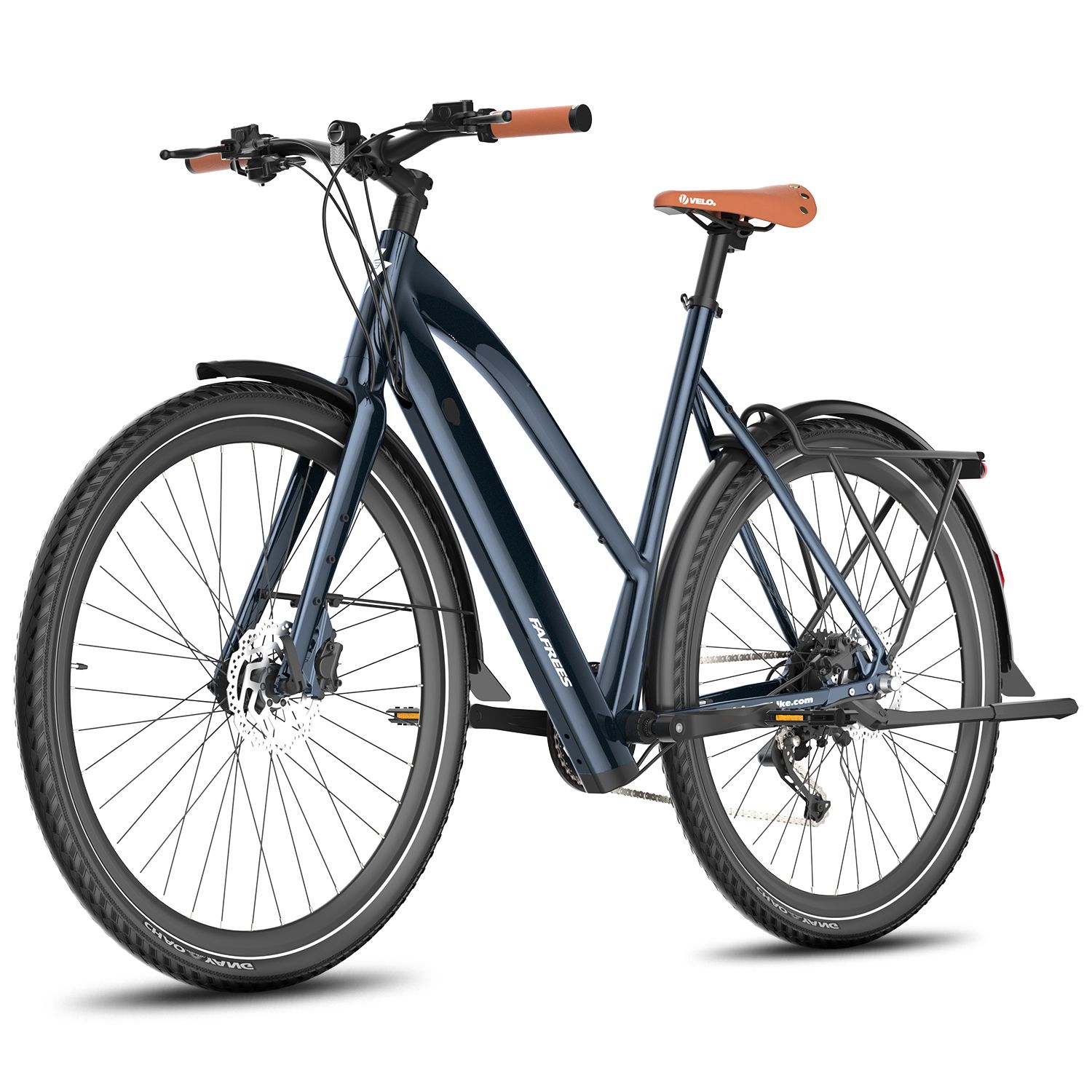 Vélo électrique bleu foncé avec selle et poignées marron. Garde-boue, porte-bagages et freins à disque. Pneus à bord blanc.