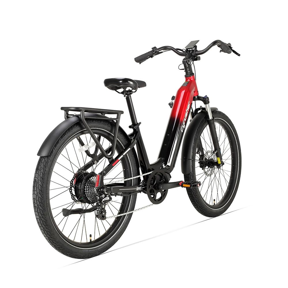 Vélo électrique rouge et noir avec logo CYRUSHER. Porte-bagages, garde-boue et freins à disque visibles.