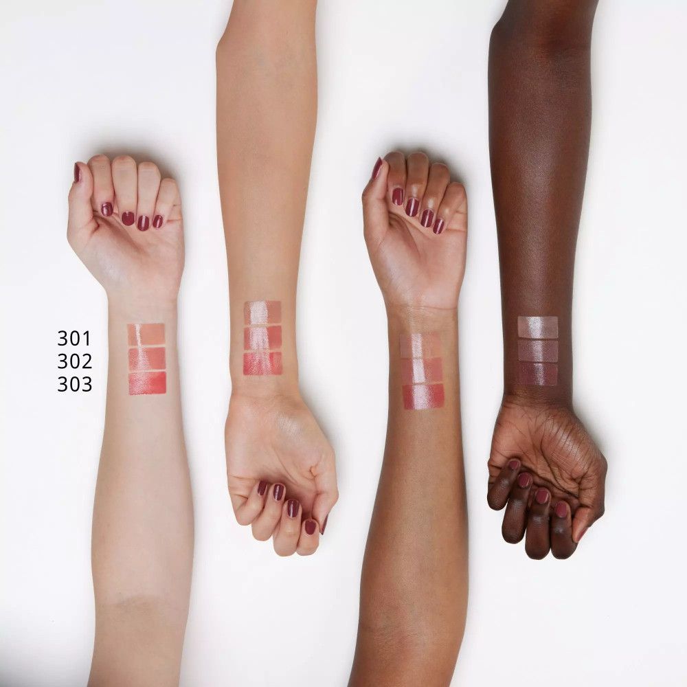 Armen met lipstick swatches in verschillende nudetinten. Kleurnummers 301, 302, 303 zichtbaar. Op verschillende huidtinten.