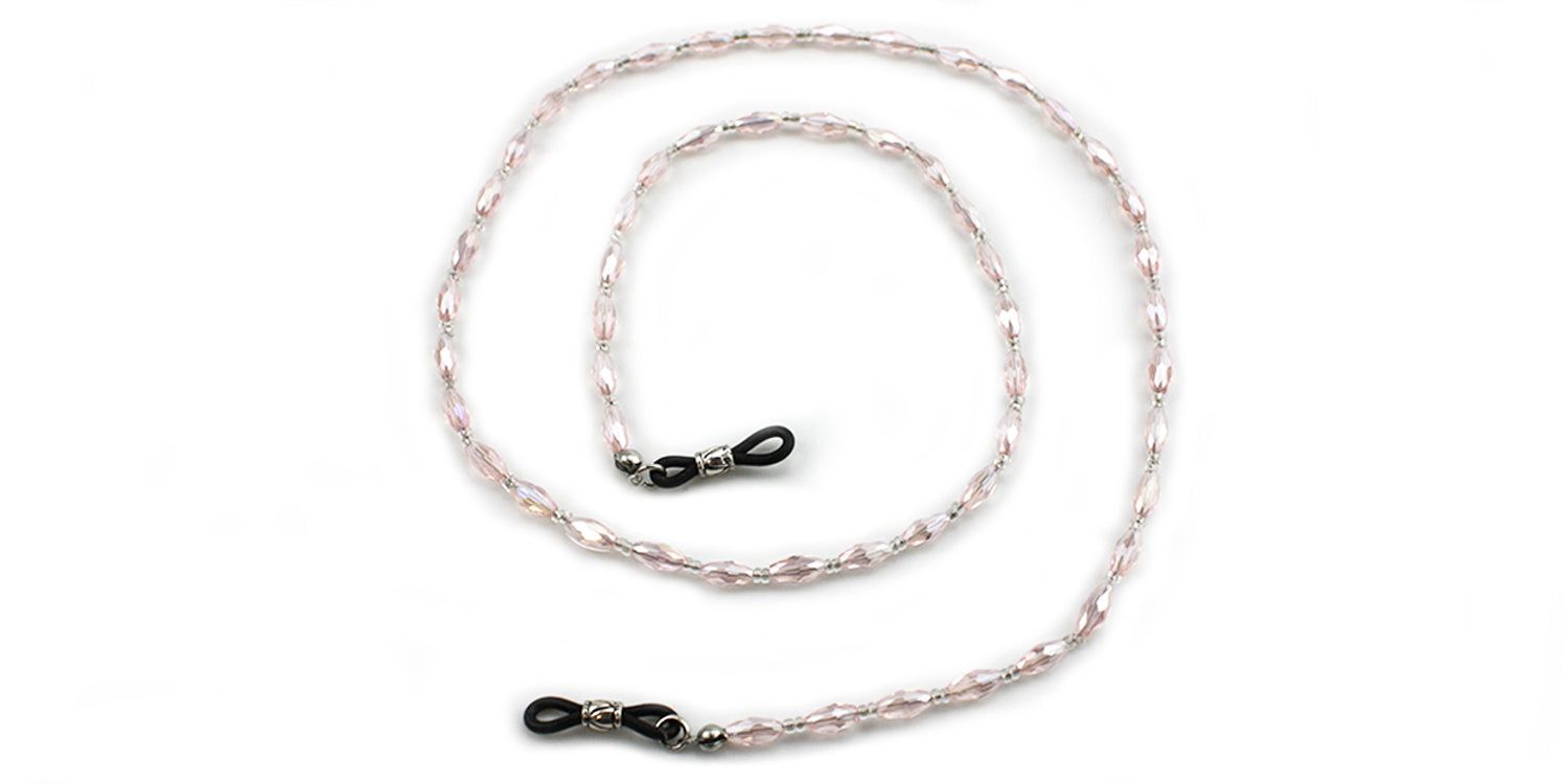 Brillenketting met roze kralen. Zwarte brilhouders aan beide uiteinden. Op witte achtergrond.