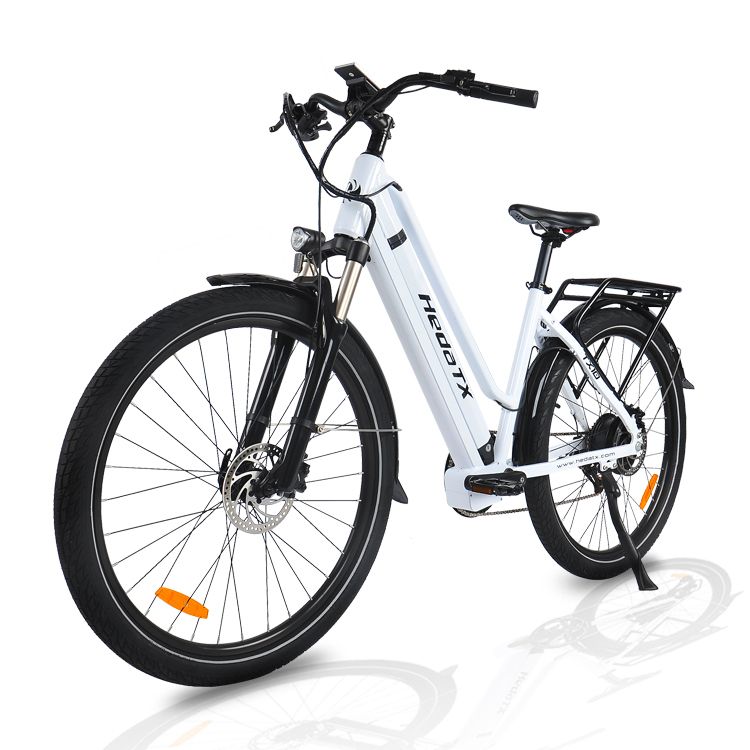 Witte elektrische fiets met zwarte banden en details. Hedatx TX. Bagagerek en spatborden.