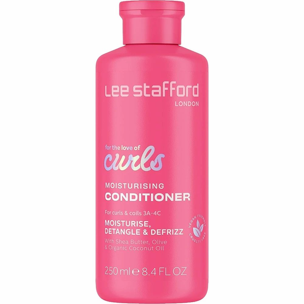 Roze fles met tekst. Opschrift: For the love of curls, Moisturising Conditioner. Met shea butter, olijf & biologische kokosolie.