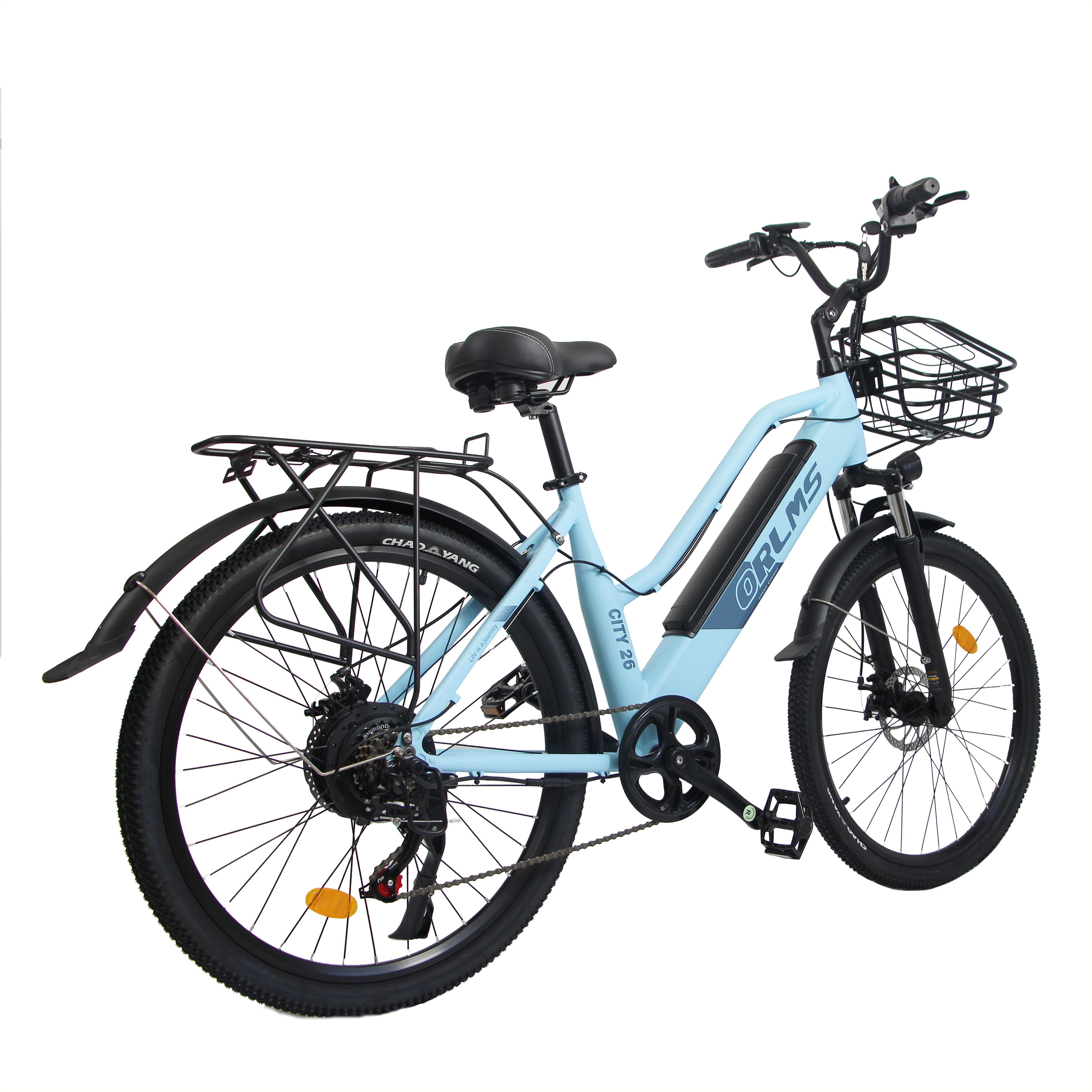 Vélo électrique bleu clair avec panier et porte-bagages. Pneus et détails noirs. Logo ORLMS sur le cadre.