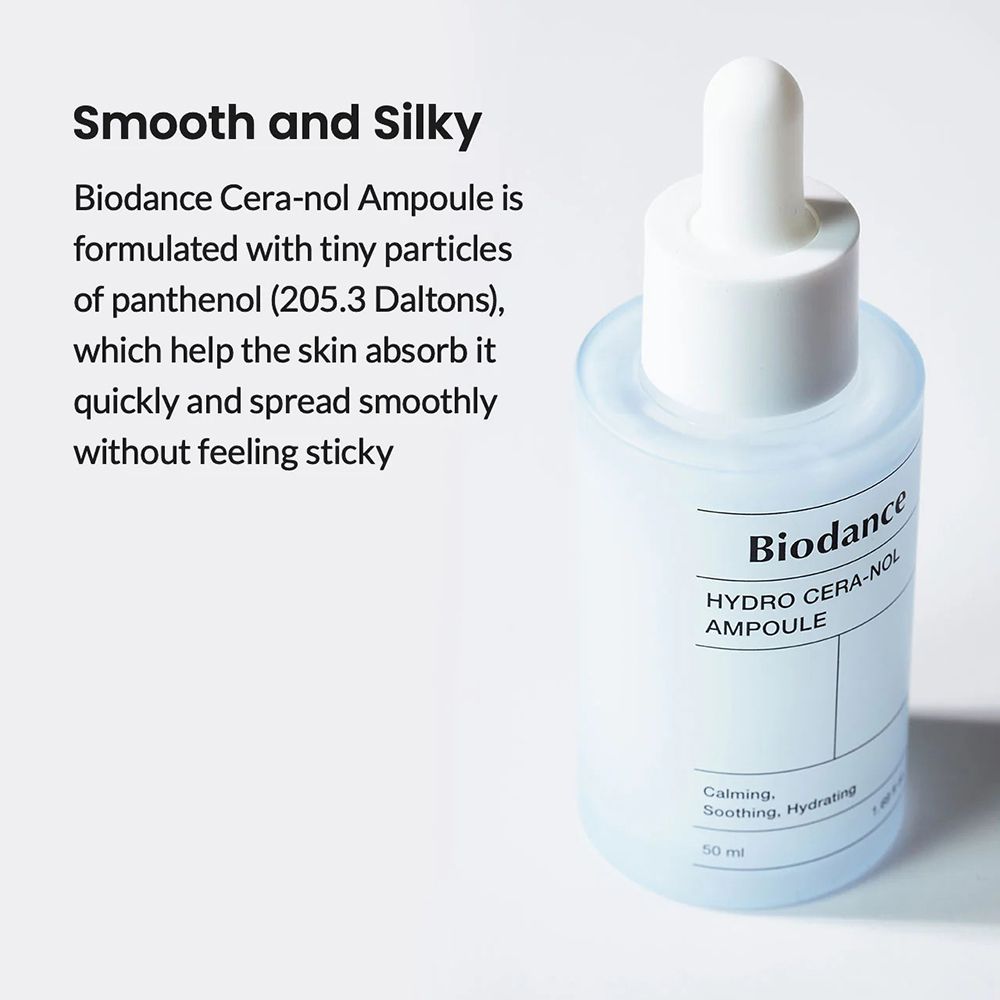 Lichtblauw serumflesje met witte dop en pipet. Opschrift: Biodance Hydro Cera-nol Ampoule. Tekst: Smooth and Silky.