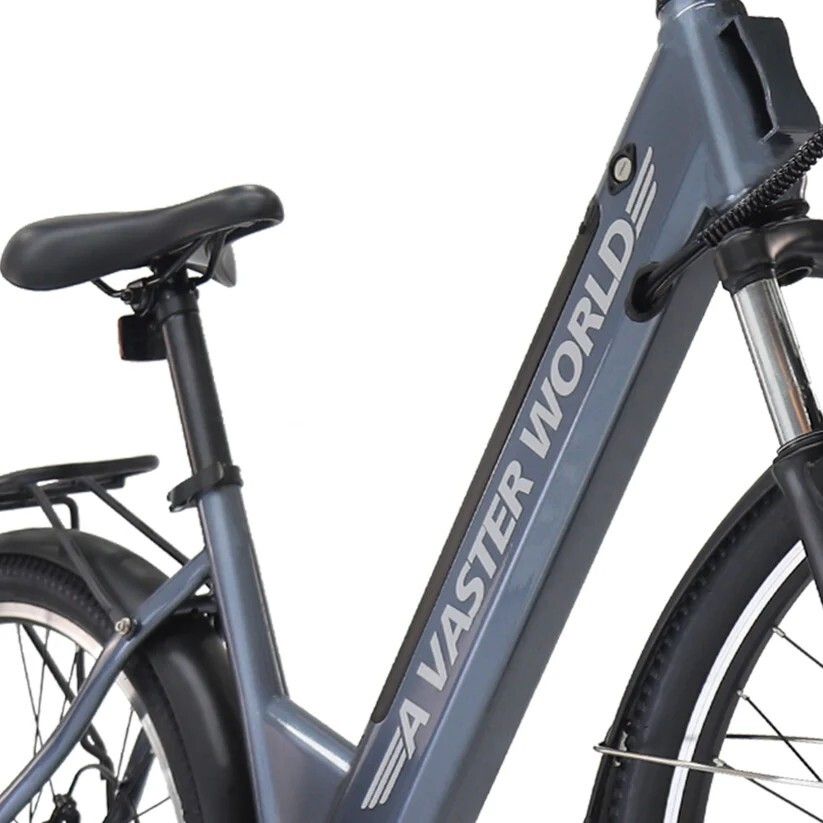 Close-up van het frame van een grijze elektrische fiets. Opschrift 'A VASTER WORLD'.