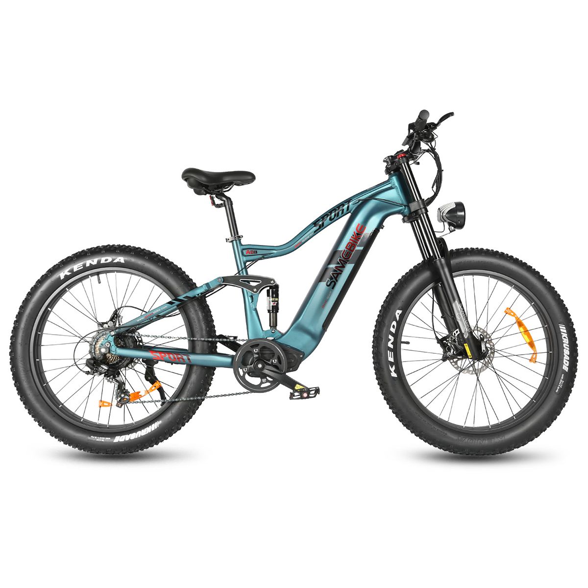 Blauwgroene elektrische mountainbike met brede banden. Vering, koplamp, Kenda-banden, SAMEBIKE-logo zichtbaar.