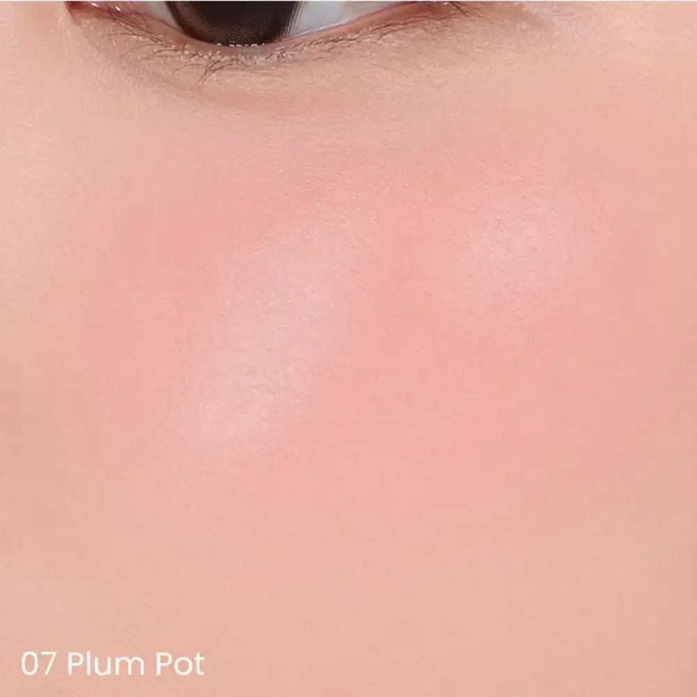 Close-up van een gezicht met blush op de wangen. De tint is lichtroze. Onderaan staat de aanduiding "07 Plum Pot".