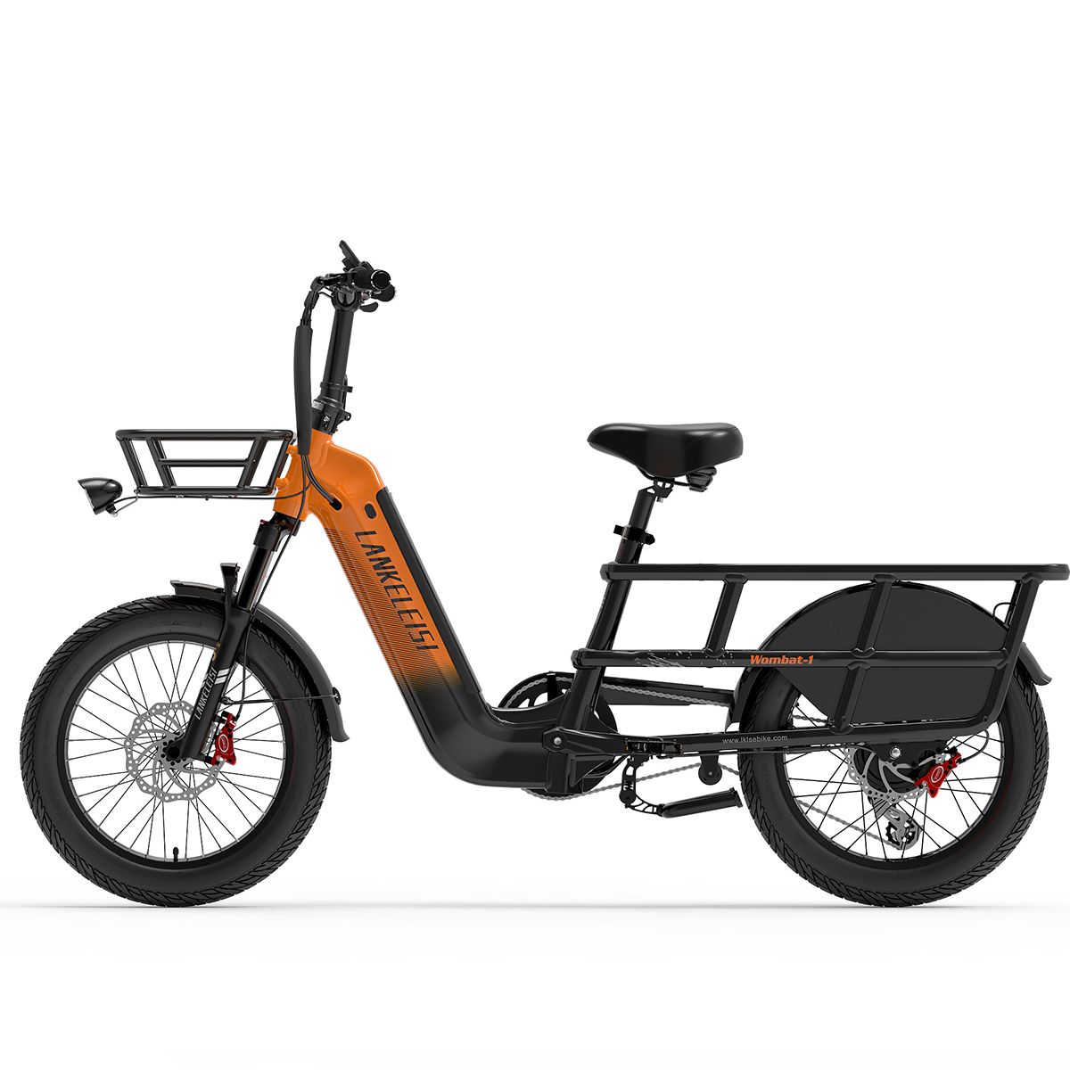 Oranje-zwarte elektrische bakfiets. Mand voor, bagagerek achter. Merk Lankeleisi. Schijfremmen. Zwarte banden.