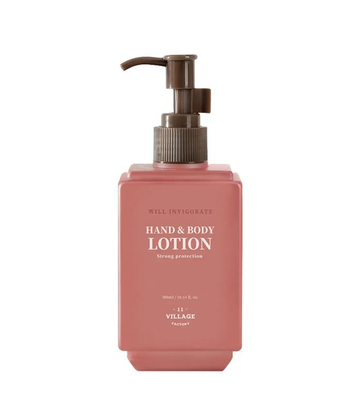 Lotion rose pour les mains et le corps avec pompe. Inscription : Hand & Body Lotion, Strong protection.