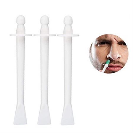 Drie witte neuswaxsticks en een man die een stick in zijn neus aanbrengt.