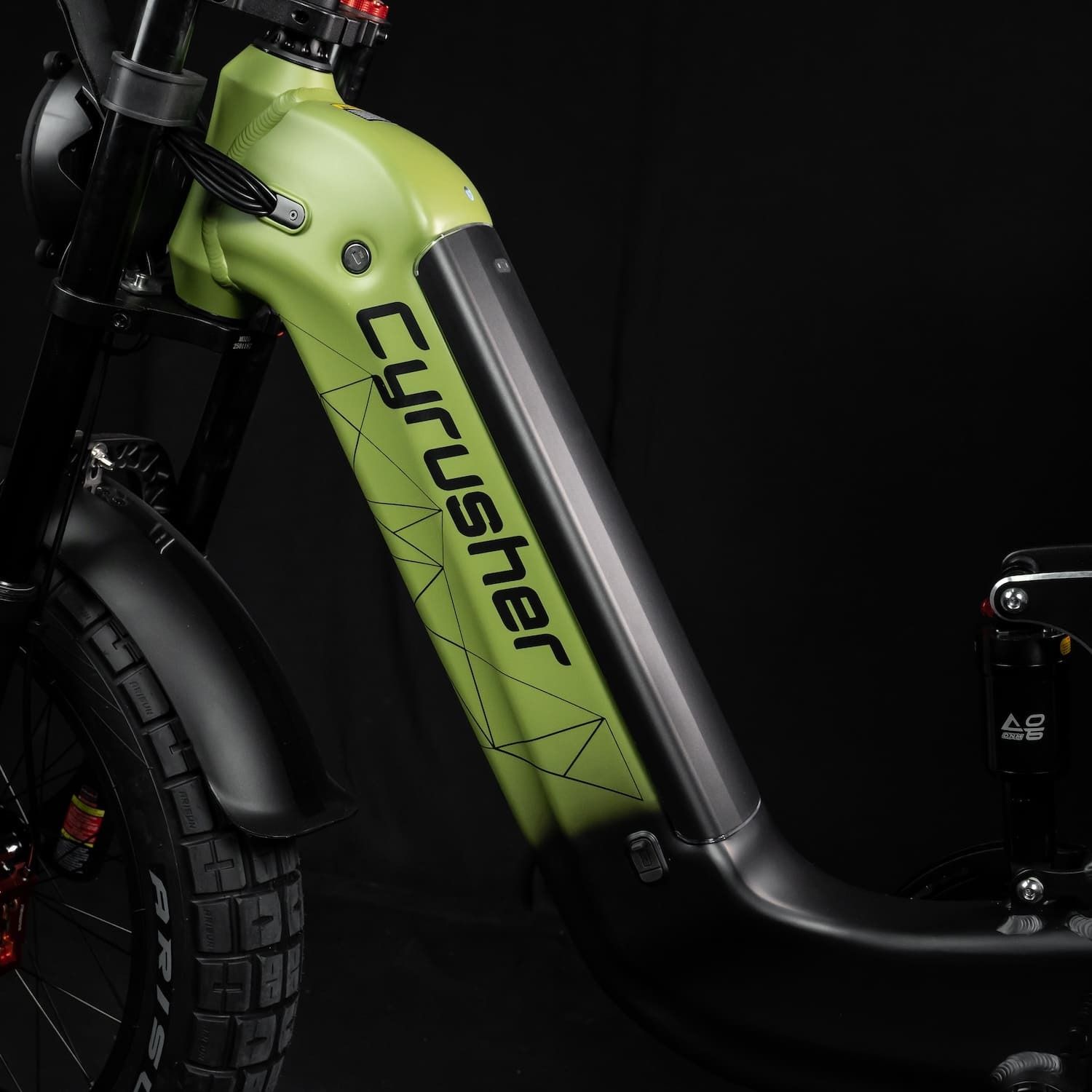 Close-up van het frame met de naam Cyrusher. Het frame is groen en zwart.