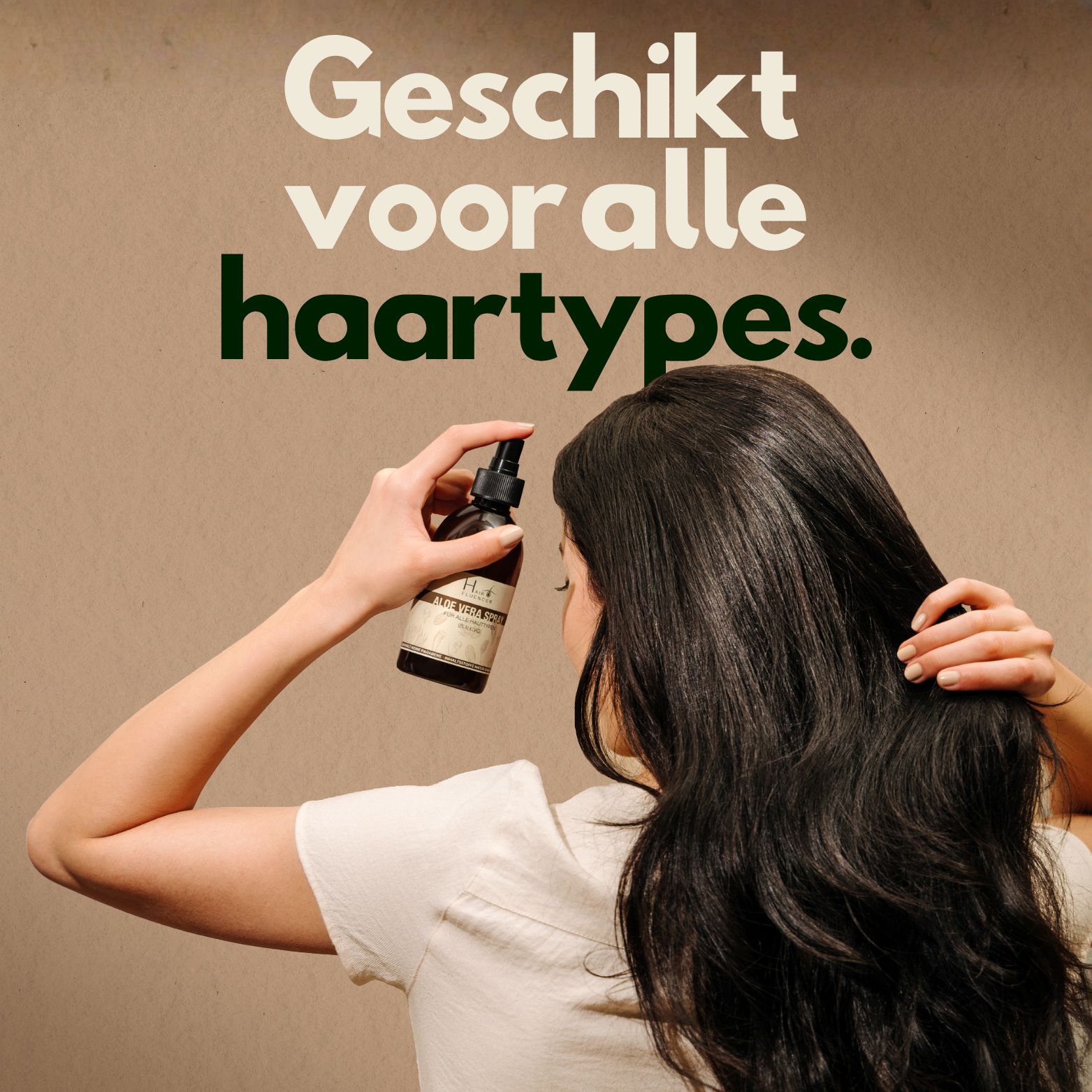 Vrouw spuit Hairfluencer Aloe Vera Spray in het haar. Tekst: "Geschikt voor alle haartypes."