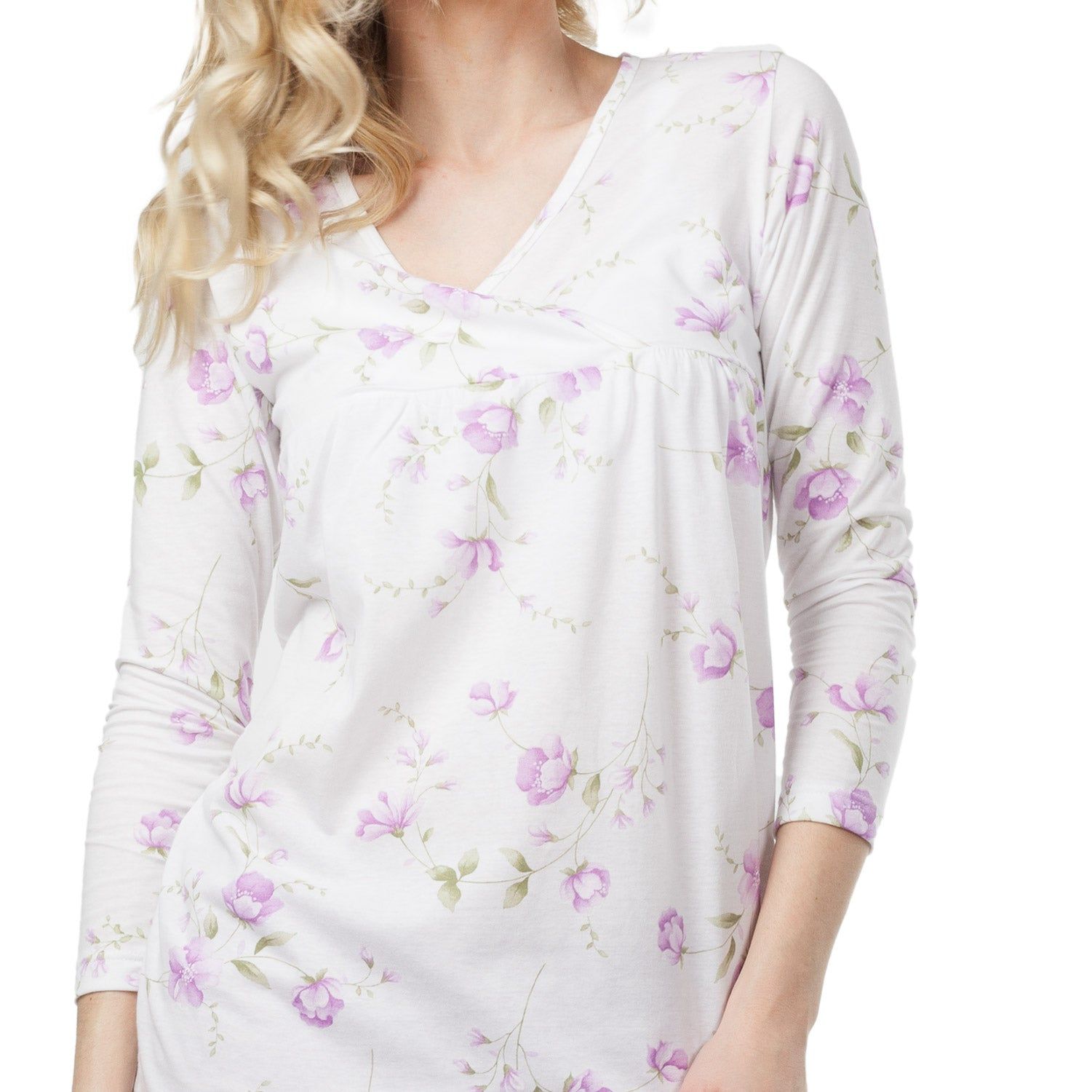 Haut blanc à motif floral. Manches longues, col en V. Motifs floraux violets.