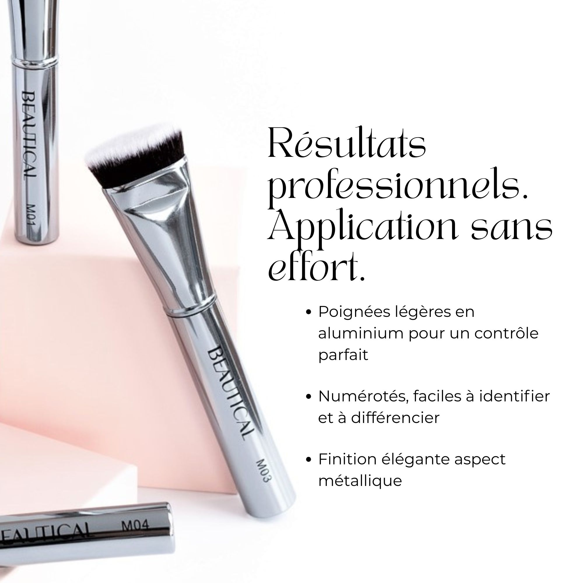 Pinceau avec manche argenté. La marque BEAUTICAL est visible. Sur fond rose.