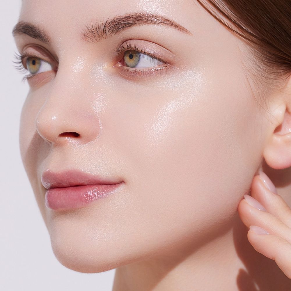 Close-up van een gezicht met ISNTREE Hyper Acid4 30 Serum.