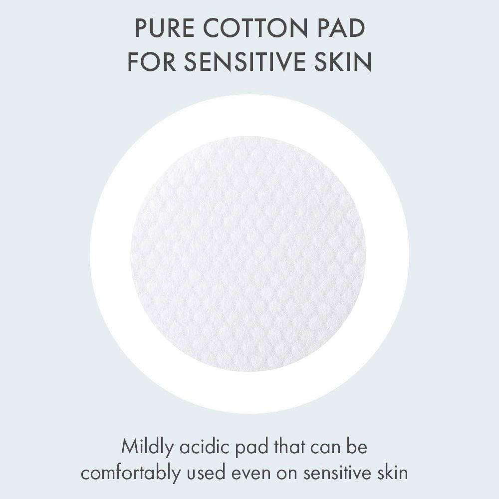 Witte, ronde tonerpad in een witte cirkel. Tekst: Pure Cotton Pad for Sensitive Skin. Licht zuur.
