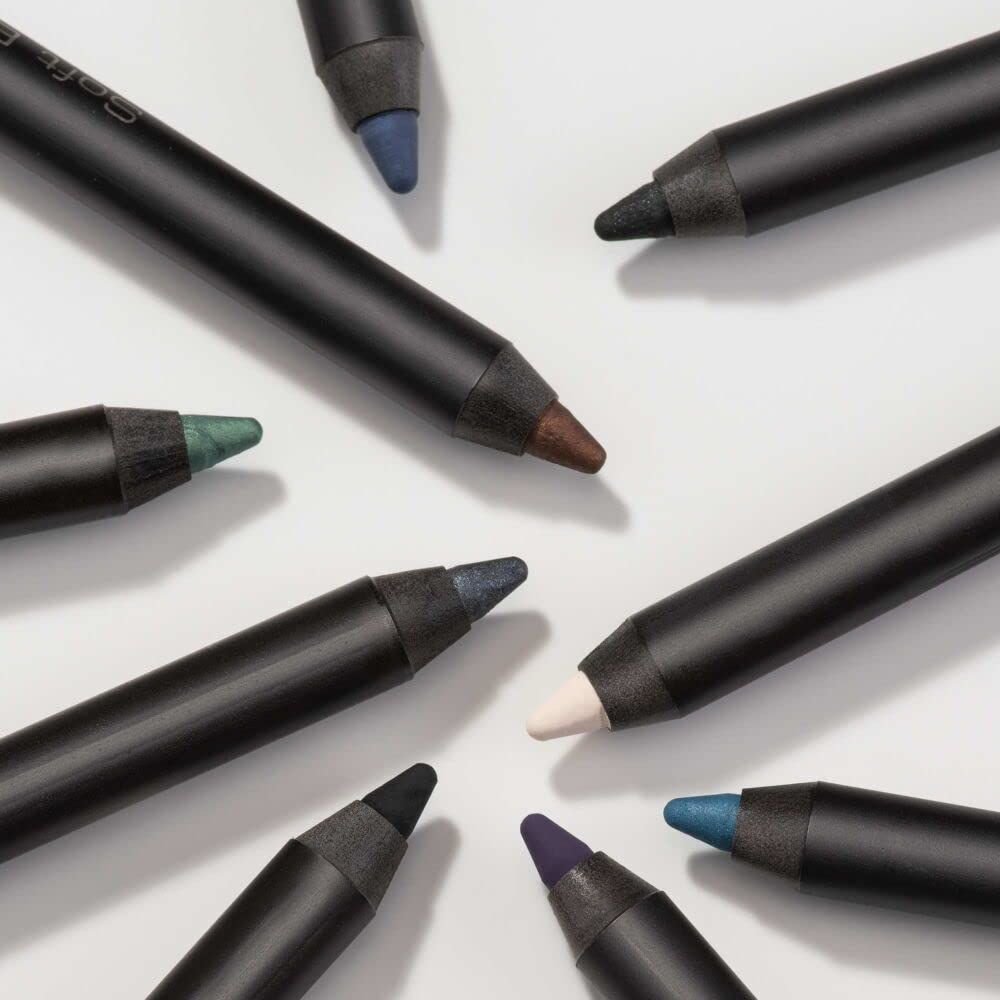 Plusieurs crayons khôl noirs de différentes couleurs : bleu, vert, marron, noir, blanc, gris et violet.