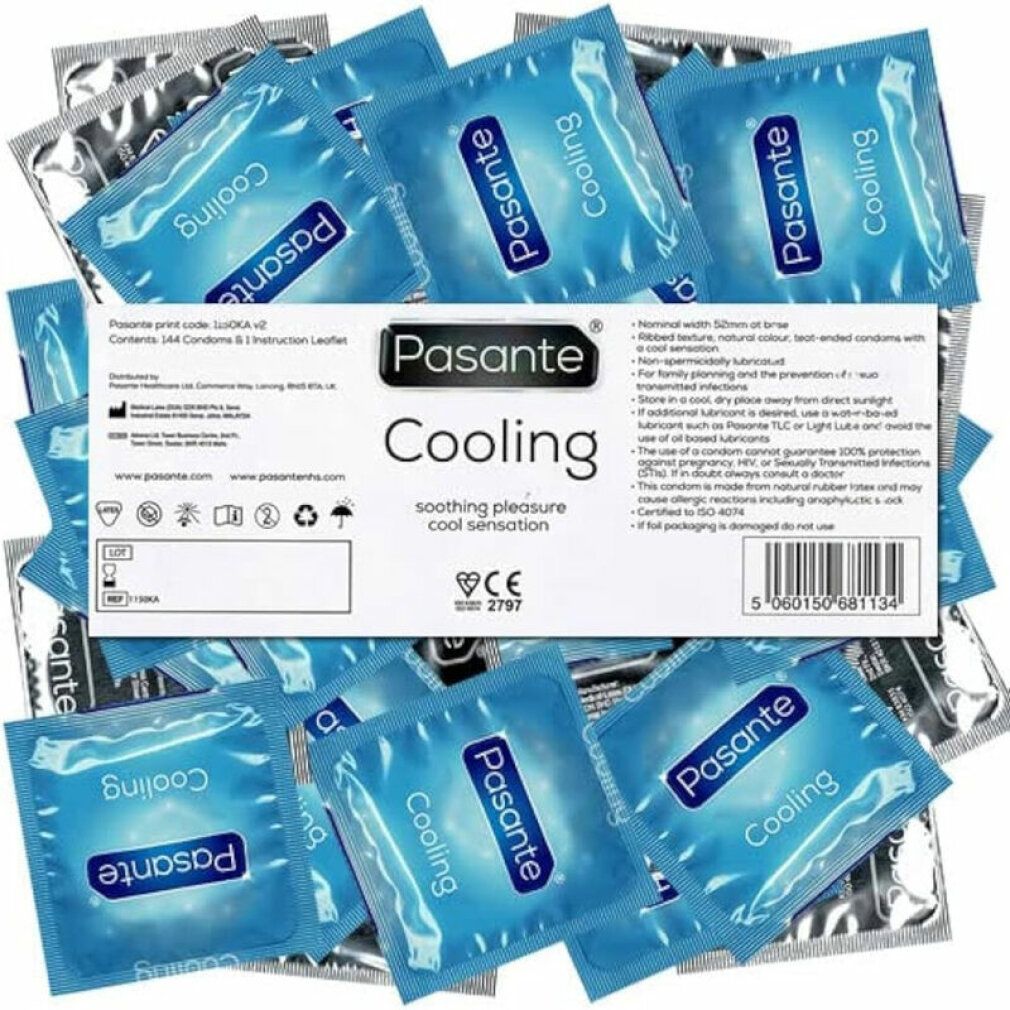 Condooms in blauwe individuele verpakkingen. Pasante Cooling, tekst op de verpakking. CE-markering.
