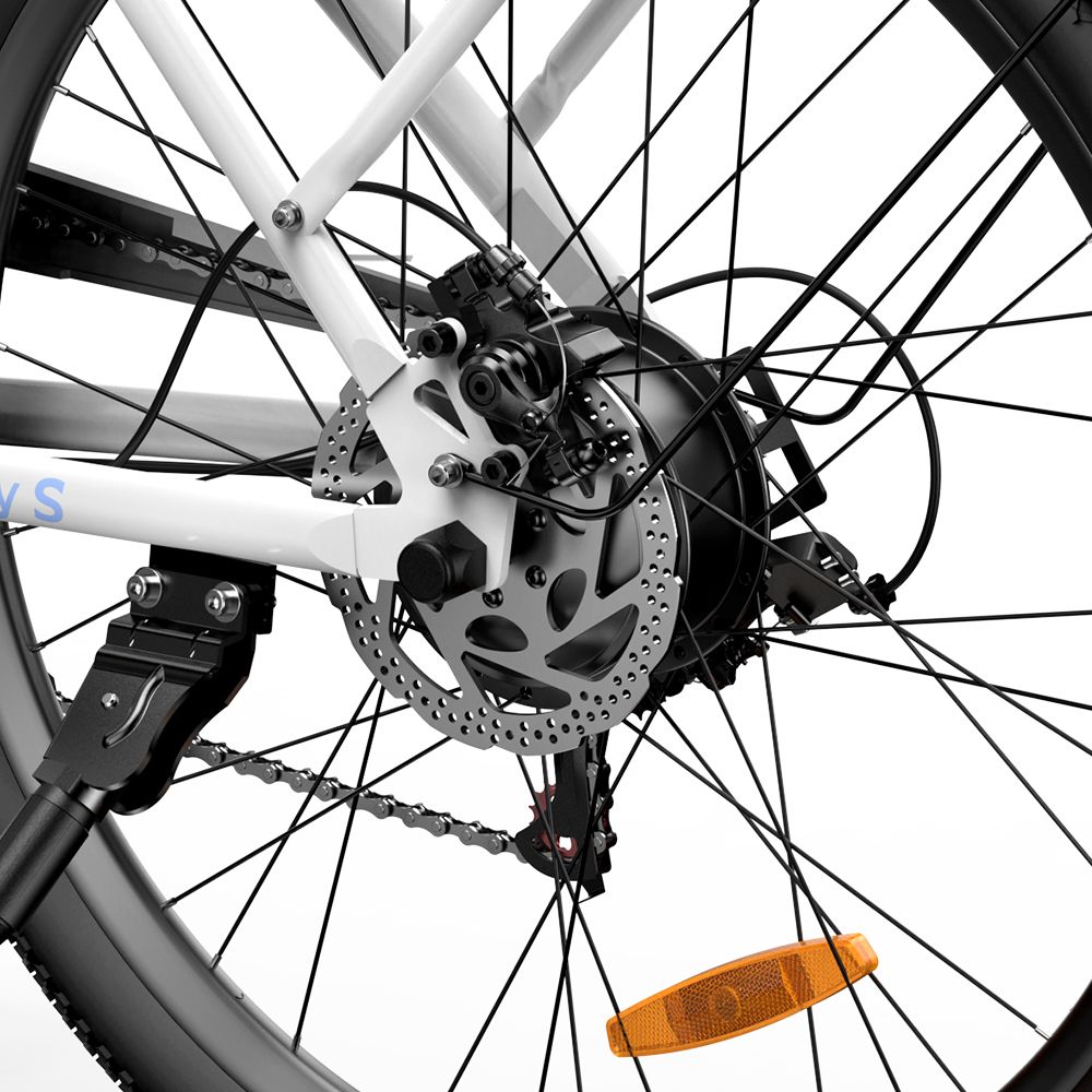 Achterwiel van een witte elektrische fiets. Schijfrem, cassette, spatbord en reflector.