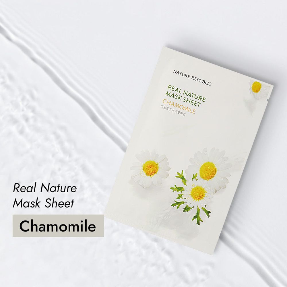 Verpakking met NATURE REPUBLIC, REAL NATURE MASK SHEET, CHAMOMILE. Kamillebloemen op witte achtergrond.