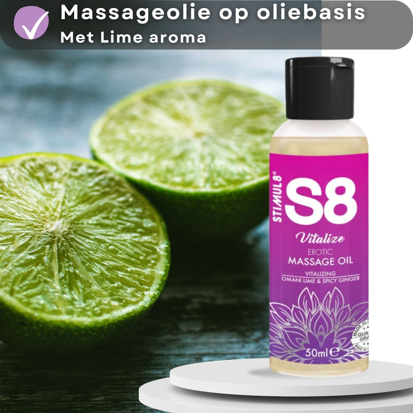Massageoliefles met zwarte dop. Opschrift: S8 Vitalize Erotic Massage Oil. 50ml. Limoenschijfjes.