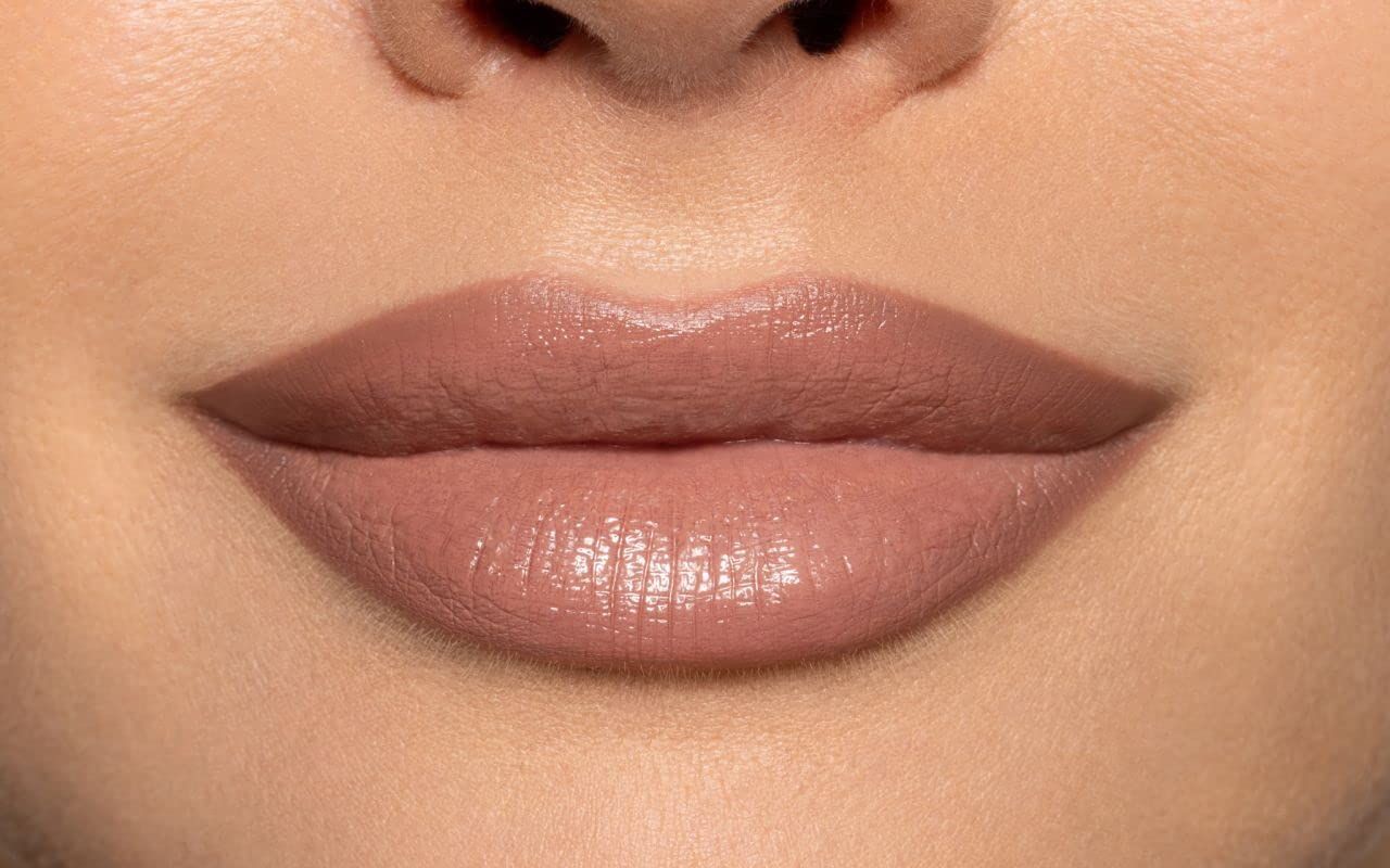 Close-up van lippen met nude lippenstift. De lippen glanzen.