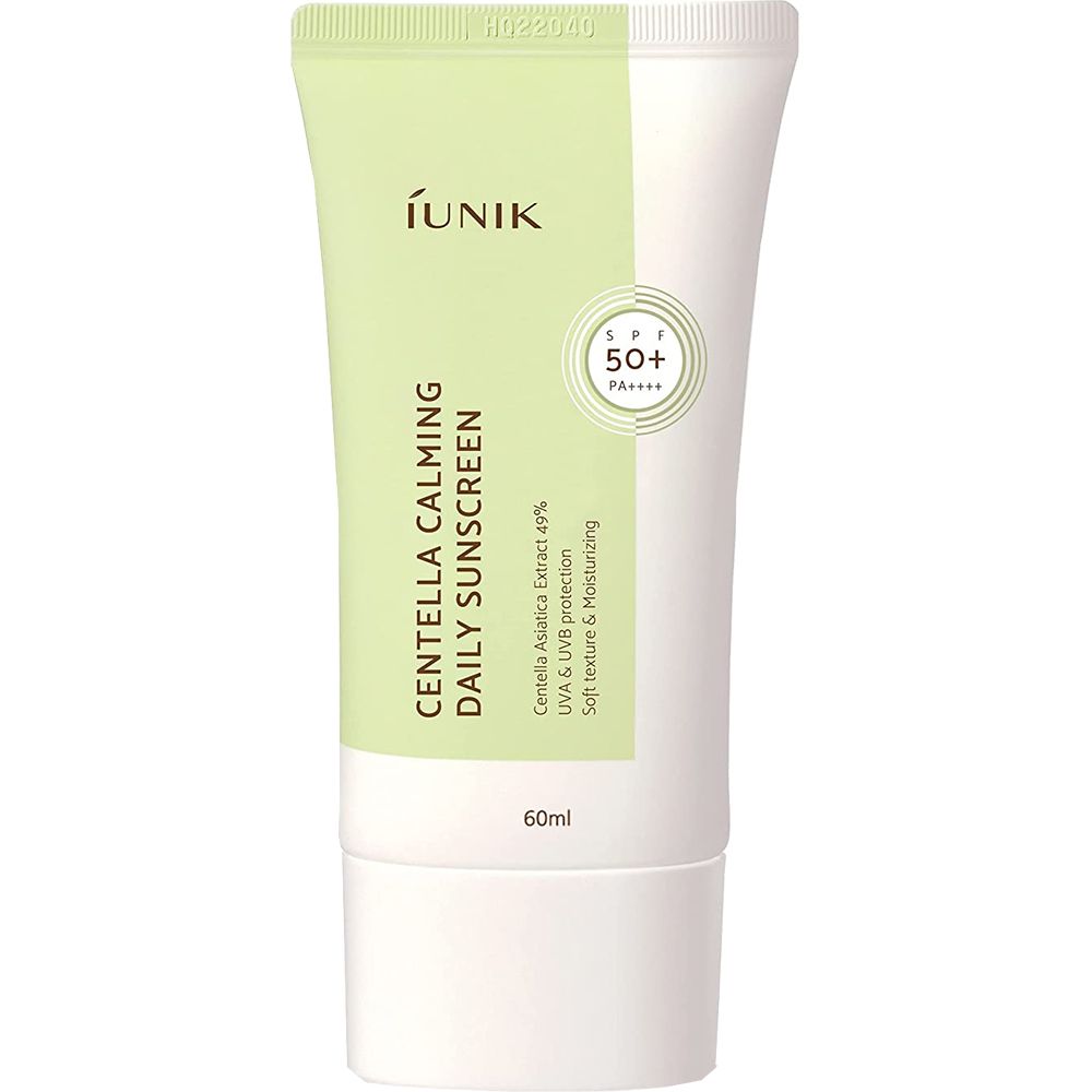 Witte tube met groen etiket. Opschrift: iUNIK Centella Calming Daily Sunscreen, SPF 50+. 60ml.