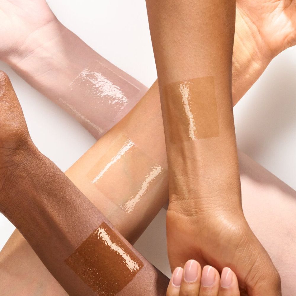 Armen met lipelixer. Verschillende huidtinten met aangebrachte lipelixer.