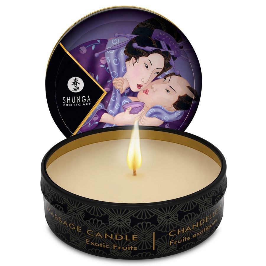 Bougie de massage Exotic Fruits. Boîte ronde avec couvercle. Illustration de geisha. Bougie allumée.