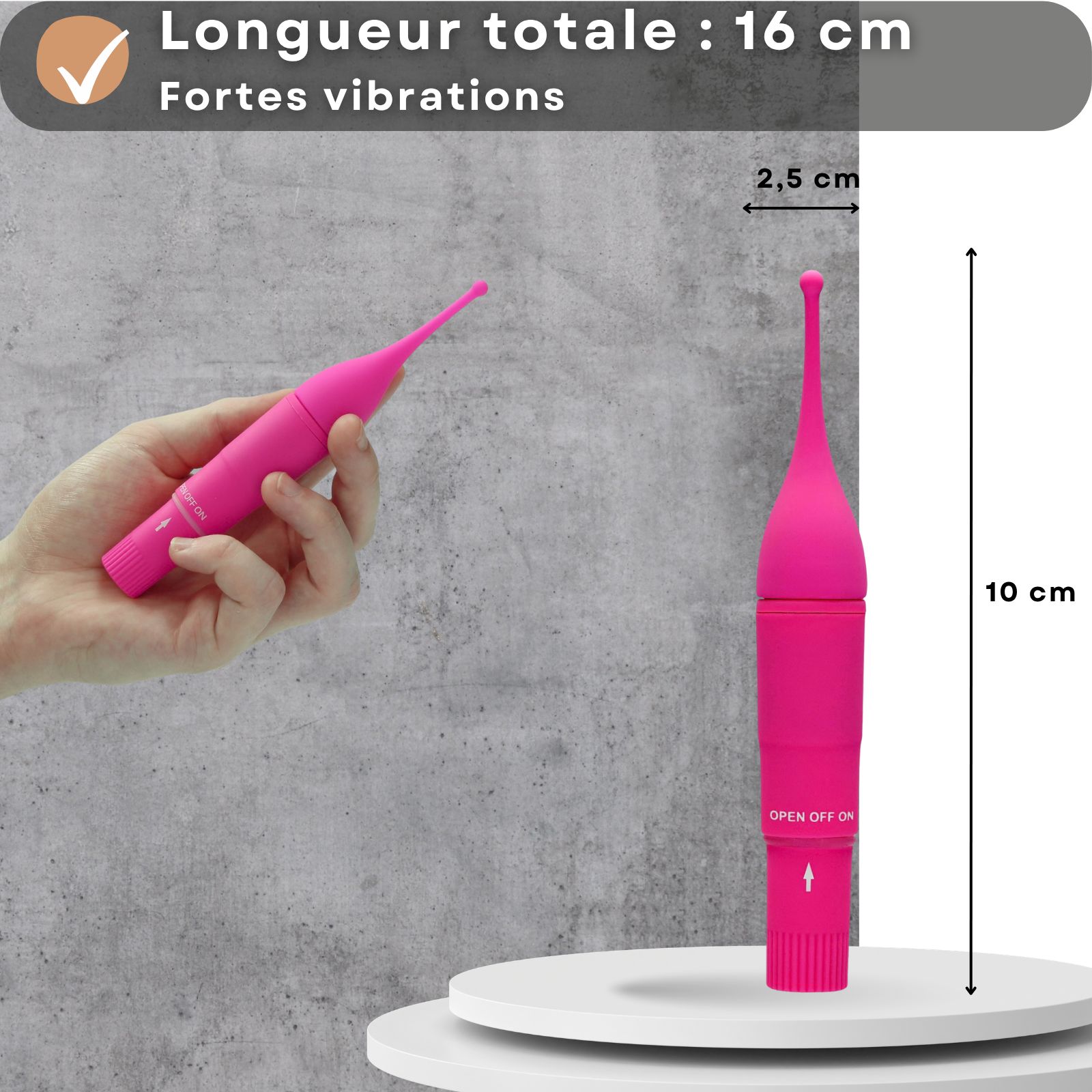 Vibrateur rose et main. Dimensions: 10 cm de haut, 2,5 cm de large. Texte: Longueur totale 16 cm.