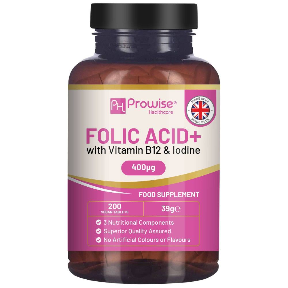 Bruine fles met roze etiket. Bevat foliumzuurtabletten. Opschrift: Folic Acid+ met vitamine B12 & jodium. 400µg. 200 veganistische tabletten.
