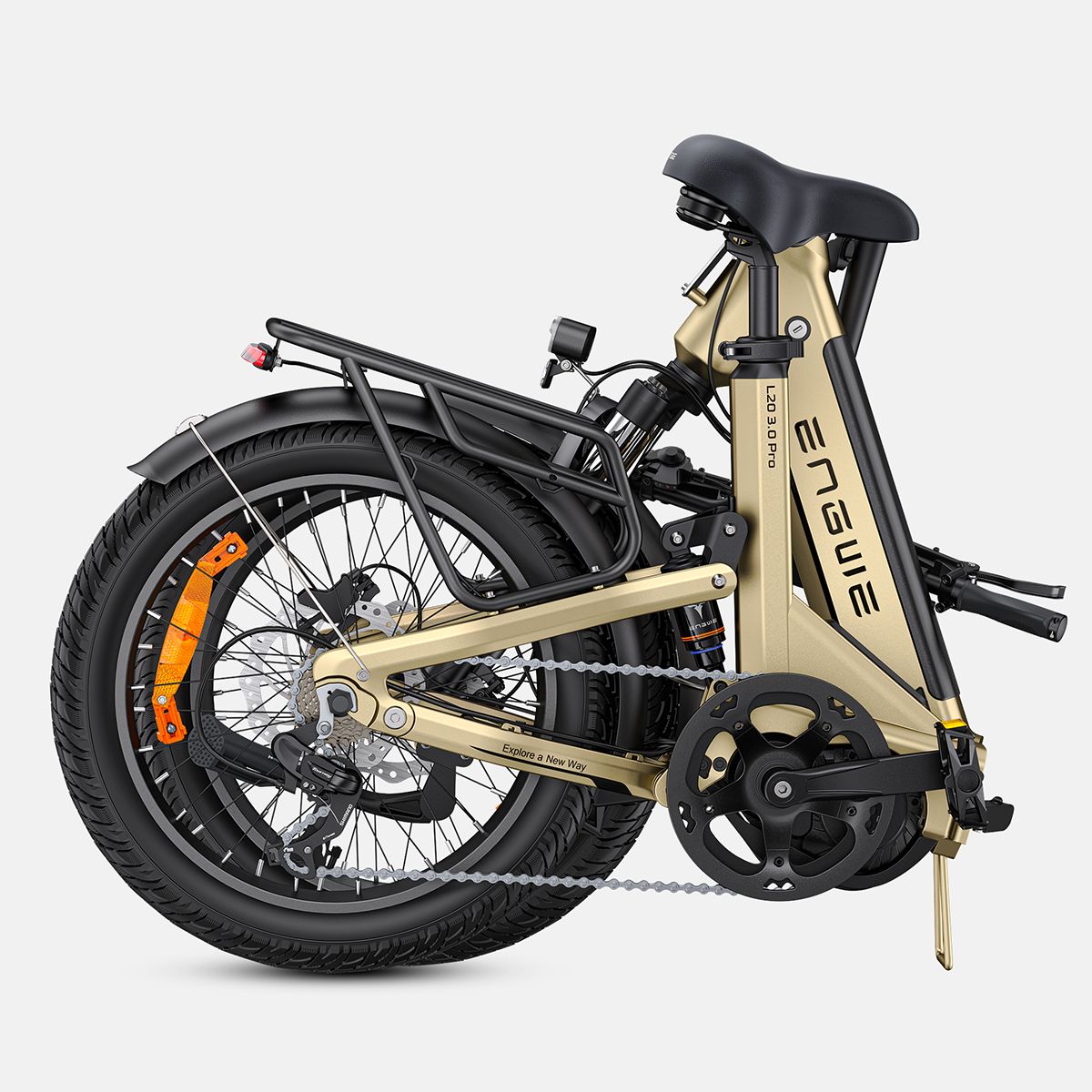 Opgevouwen beige elektrische fiets. Zwarte banden, bagagerek. Merk ENGWE.