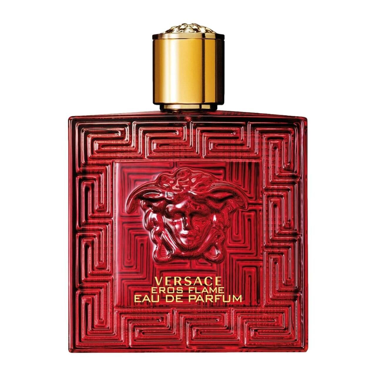 Flacon rouge Versace Eros Flame. Forme carrée, gaufrée. Bouchon doré. Logo et texte.