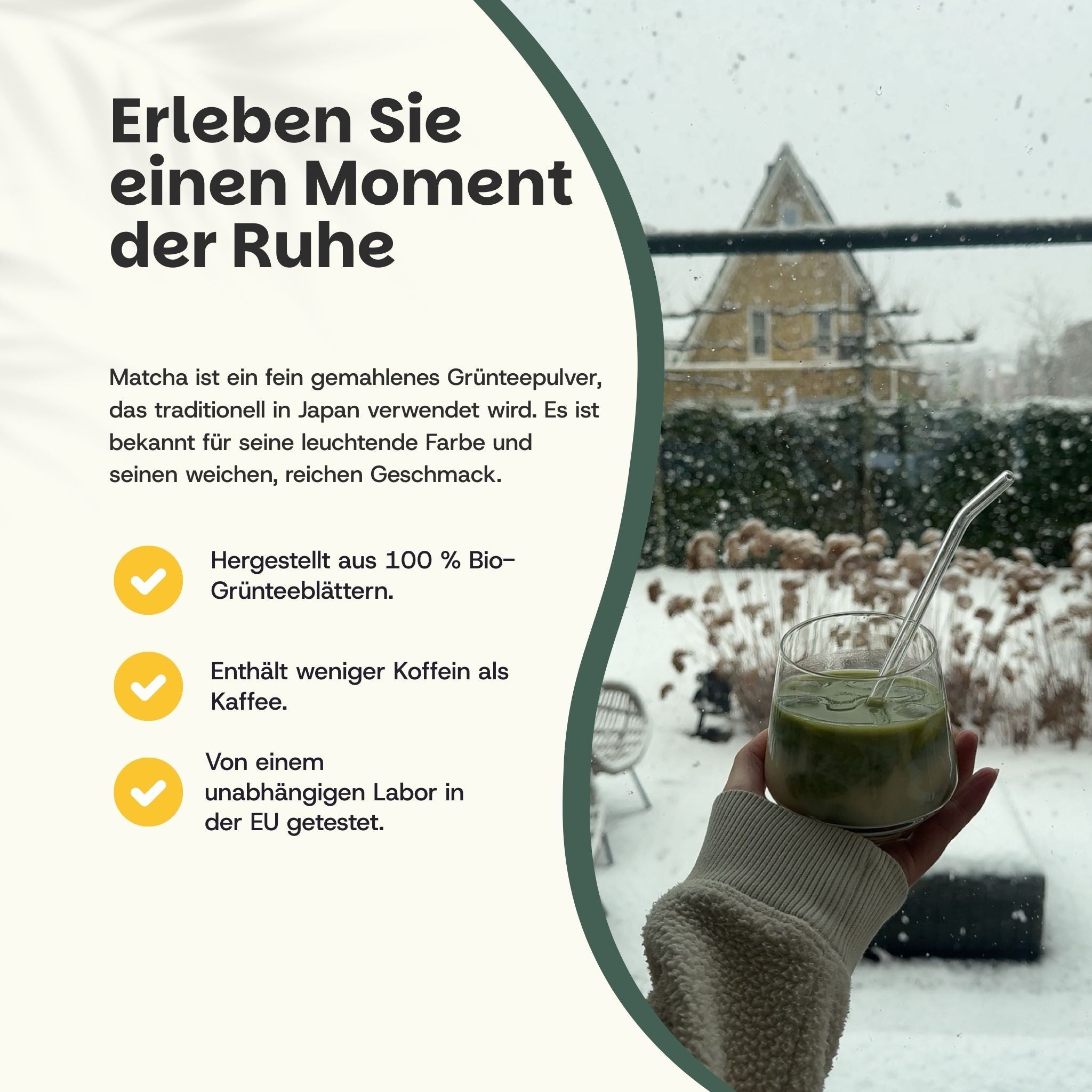 Verre de boisson verte au matcha devant un paysage enneigé. Texte : Vivez un moment de calme.