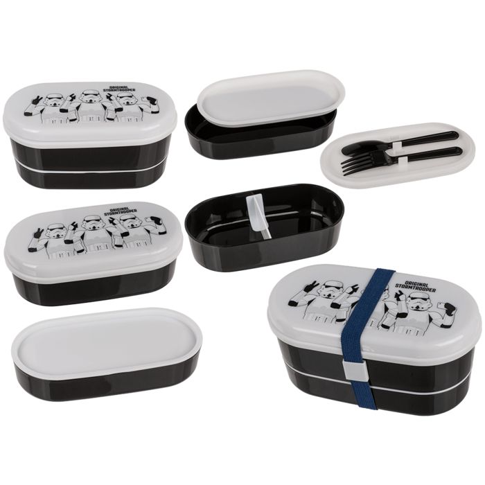 Zwarte lunchbox met twee compartimenten en deksel. Deksel met Stormtroopers. Inclusief bestek.