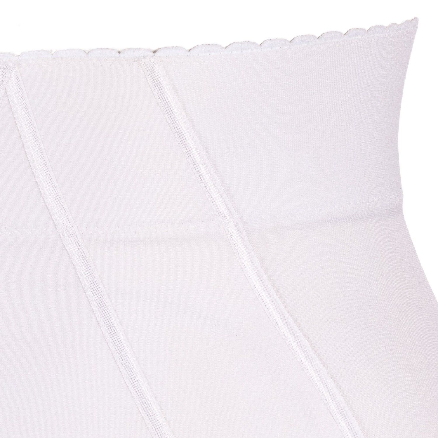 Close-up van de tailleband van de witte postpartum broek. Katoen. Verticale naden. Gegolfde afwerking.